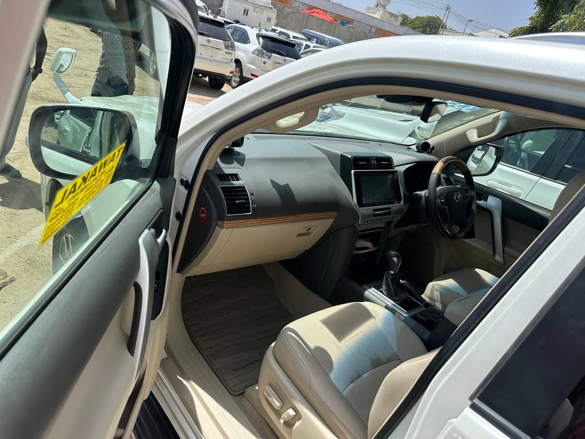 Baabuur SUV cad oo nadiif ah